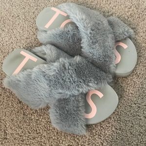 GUC fluffy grey Toms slippers